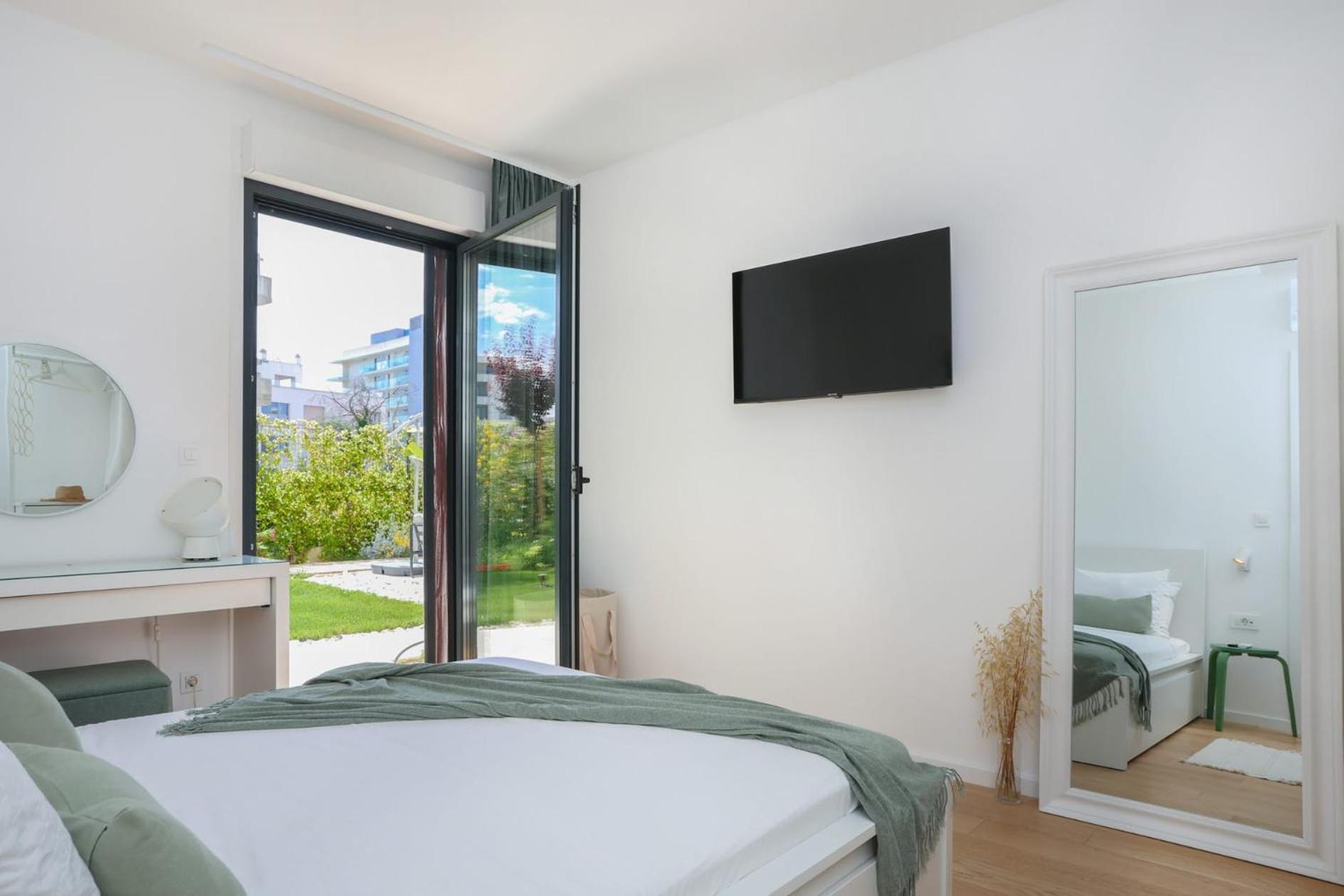 Apartment With Private Pool スプリト エクステリア 写真